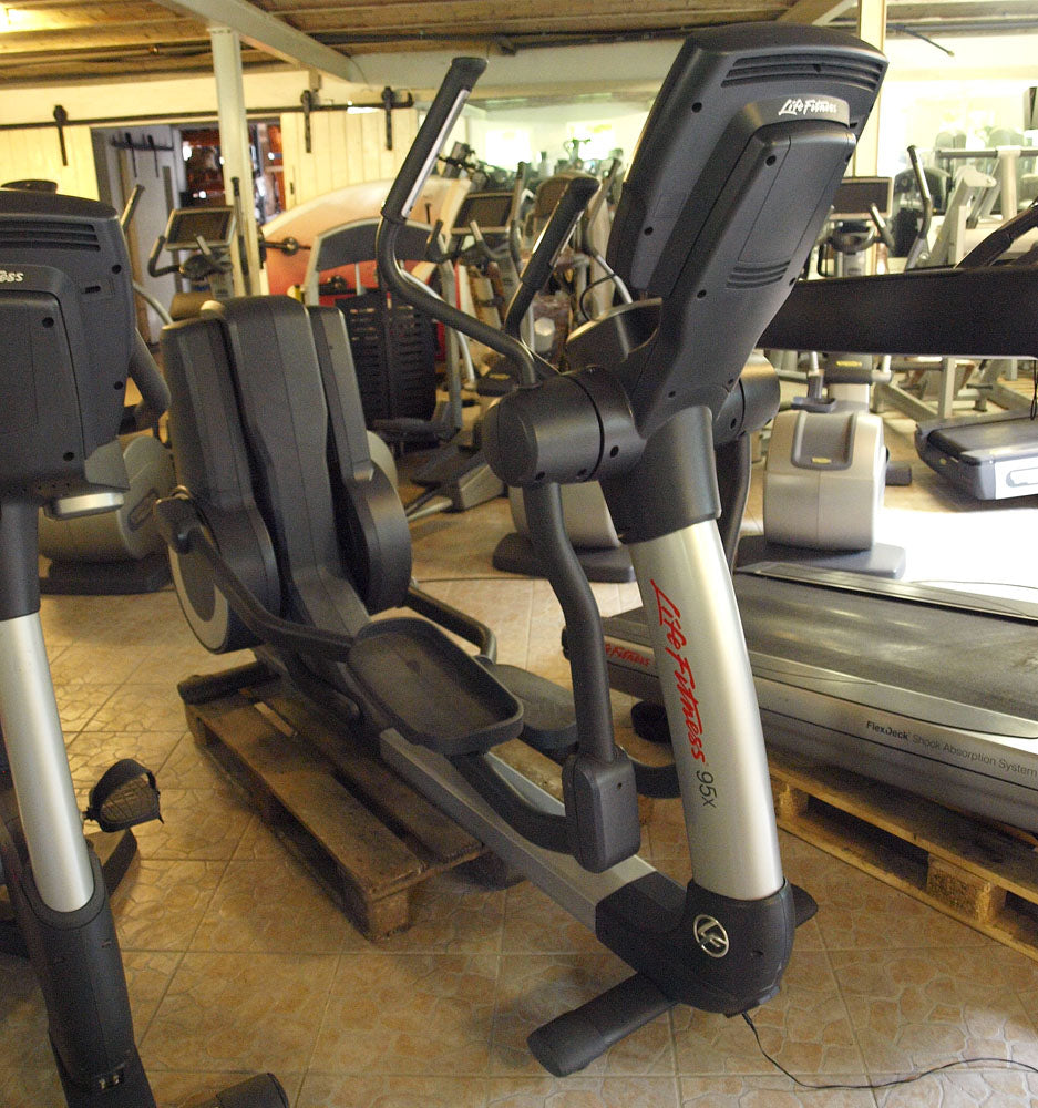Life Fitness Crosstrainer 95X - Elevation Series 95x - Engage 15" Touchscreen Konsole, gebraucht - überholter Zustand