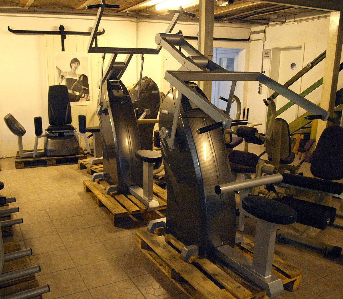 Milon 10er Kraft Zirkel inkl. Beinpresse, Gehäuse in Carbon Hell - Polster Schwarz, gebraucht - überholter Zustand!