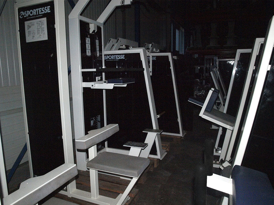 Sportesse Fitnessstudio Anlage, 16 Kraftgeräte, gebrauchter Fitnesspark, Farbe Weiß