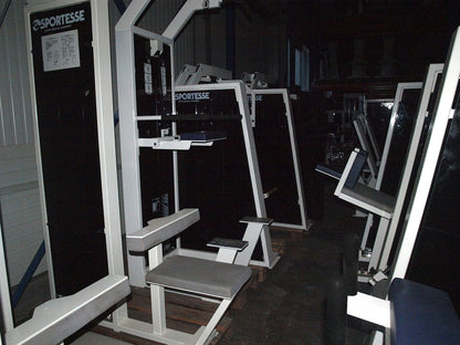 Sportesse Fitnessstudio Anlage, 16 Kraftgeräte, gebrauchter Fitnesspark, Farbe Weiß