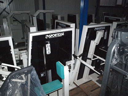 Sportesse Fitnessstudio Anlage, 16 Kraftgeräte, gebrauchter Fitnesspark, Farbe Weiß