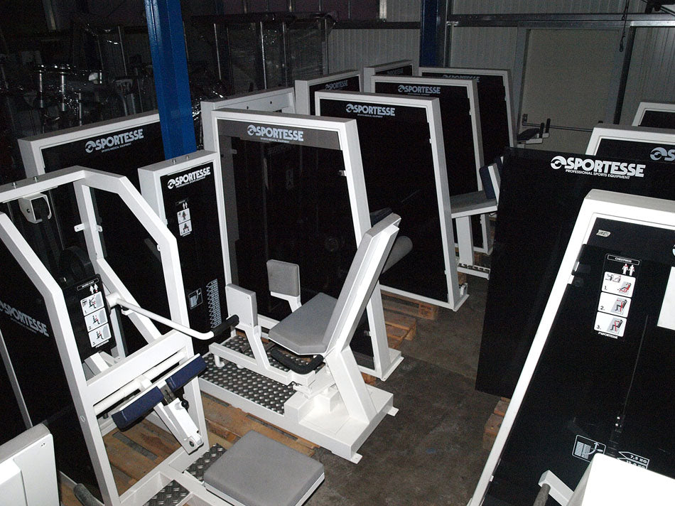 Sportesse Fitnessstudio Anlage, 16 Kraftgeräte, gebrauchter Fitnesspark, Farbe Weiß
