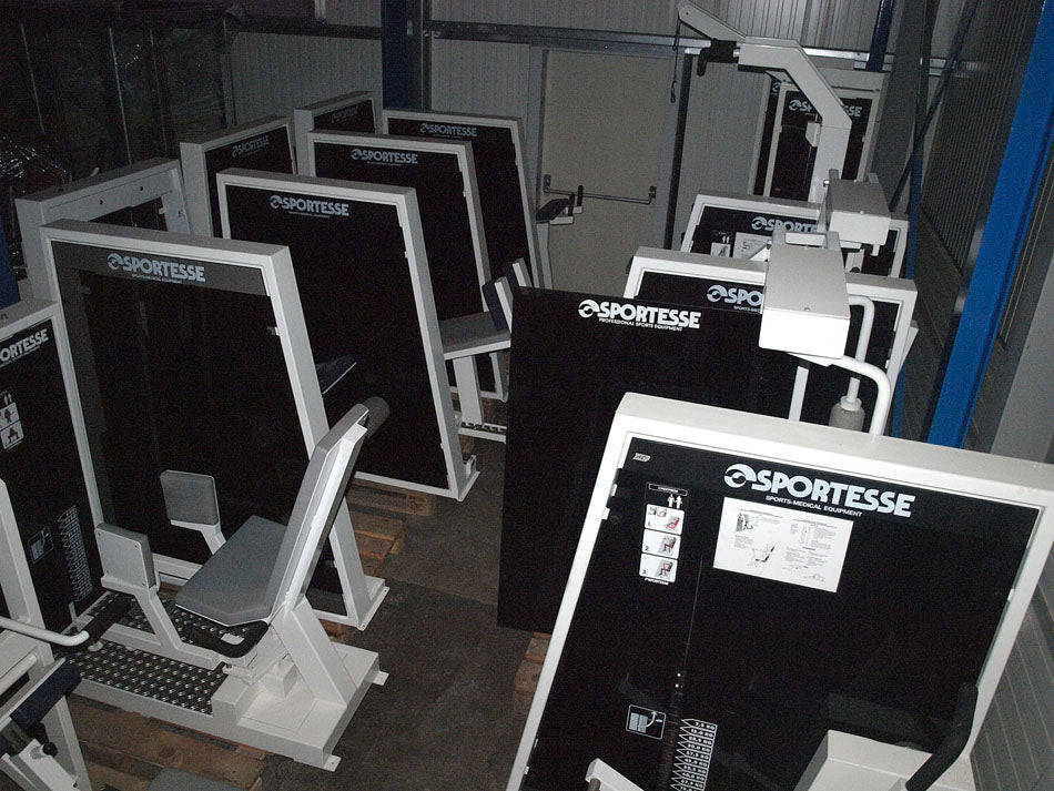 Sportesse Fitnessstudio Anlage, 16 Kraftgeräte, gebrauchter Fitnesspark, Farbe Weiß