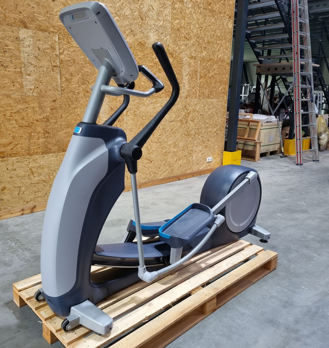 Precor 6 cardio machines in a set, only 3 years old, new models, treadmill, AMT, cross trainer EFX, ergometer, recumbent etc., used - refurbished condition