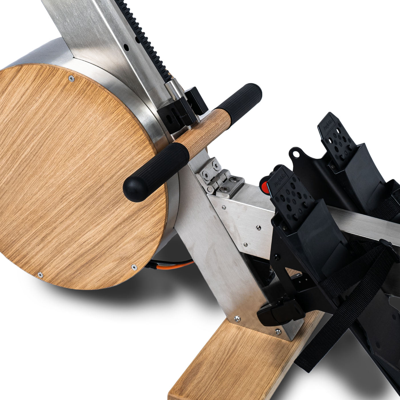 Rudergerät mit Holzverkleidung und Pedalen, Marke WaterRower sichtbar.