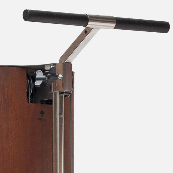 Holzgestell mit Metallgriff eines Fitnessgeräts, Marke nicht sichtbar.