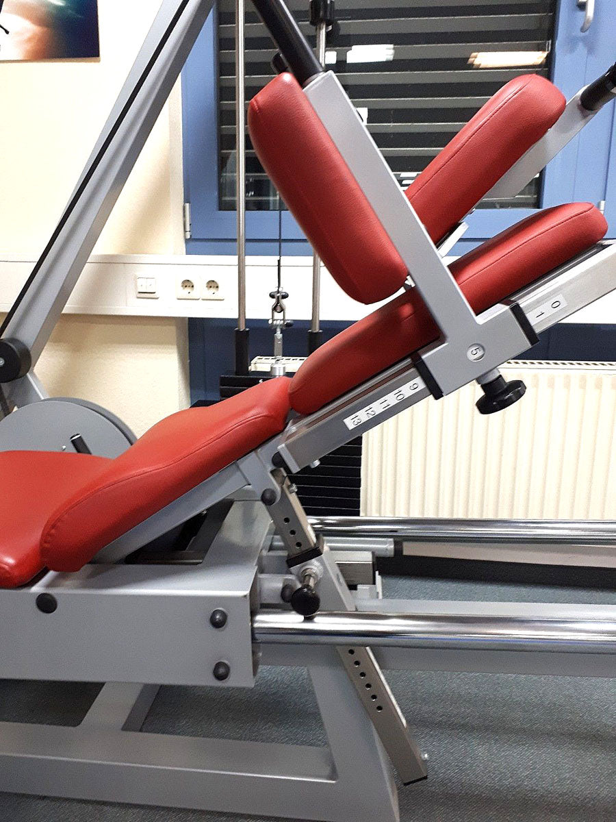 Einstellbare Beinpresse, SVG Reha Line Funktionsstemme, Rahmenfarbe: Silber-Grau, Polster: Braun, gebraucht - überholter Zustand