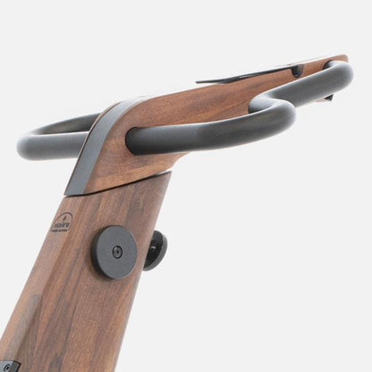 Holzgriff eines NOHrD Fitnessgeräts mit schwarzem Lenker.