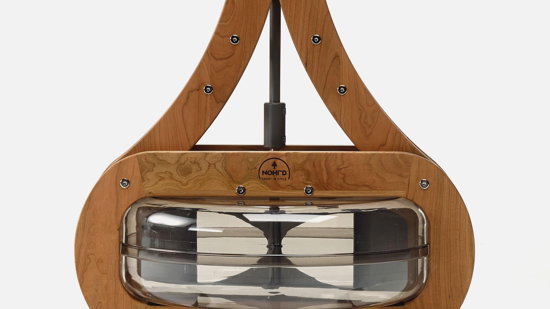 NOHrD Rudergerät mit Wassertank aus Holz und Metall.