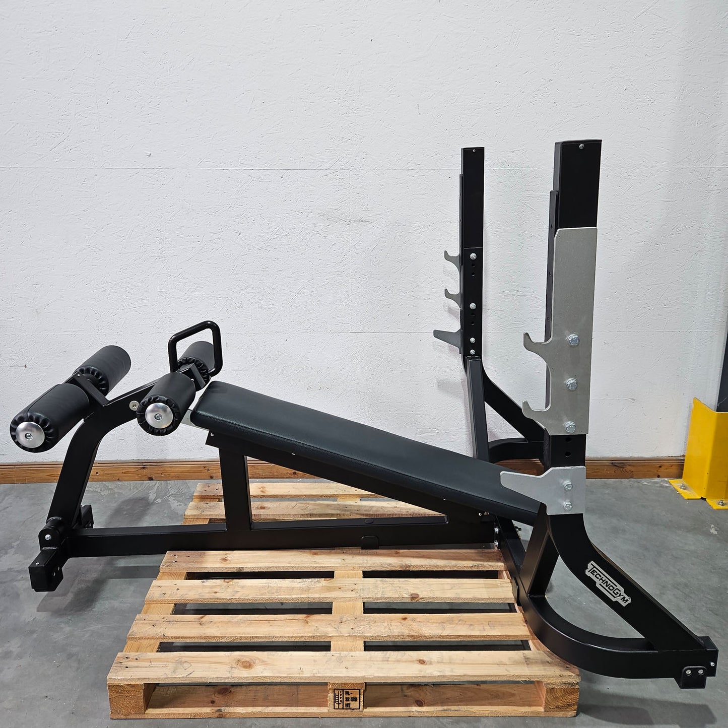 3er Set Technogym Pure Drückerbänke, 1x Flachdrückerbank 1x Schrägdrückerbank und 1x Negativdrückerbank, Pure Strength Bench Series, Farbe Schwarz, gebraucht - überholter Zustand