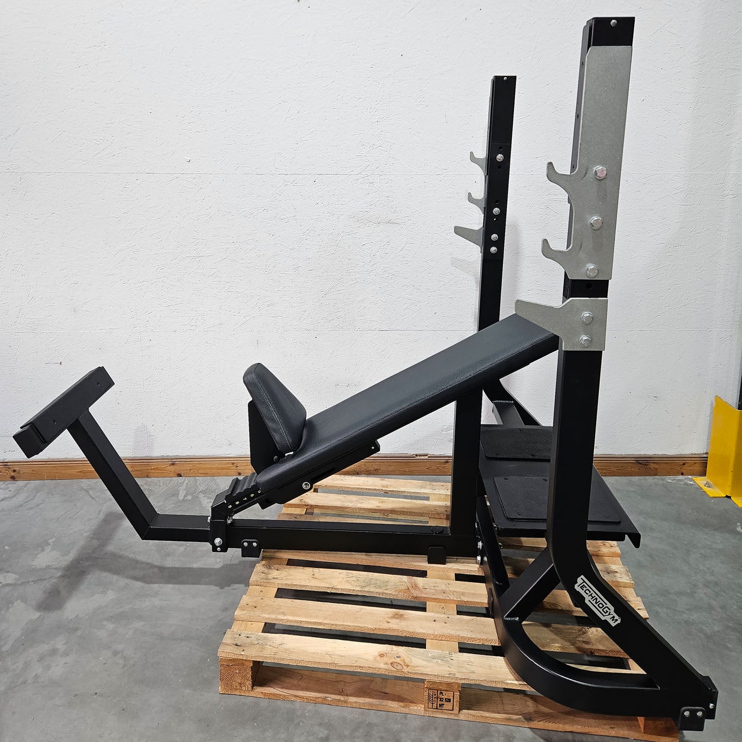 3er Set Technogym Pure Drückerbänke, 1x Flachdrückerbank 1x Schrägdrückerbank und 1x Negativdrückerbank, Pure Strength Bench Series, Farbe Schwarz, gebraucht - überholter Zustand