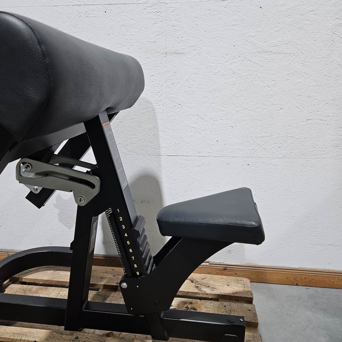 TechnoGym Pure Strength Scott Bench Scottcurl Bank, Bizeps Trainingsbank, Farbe Schwarz, gebraucht - überholter Zustand