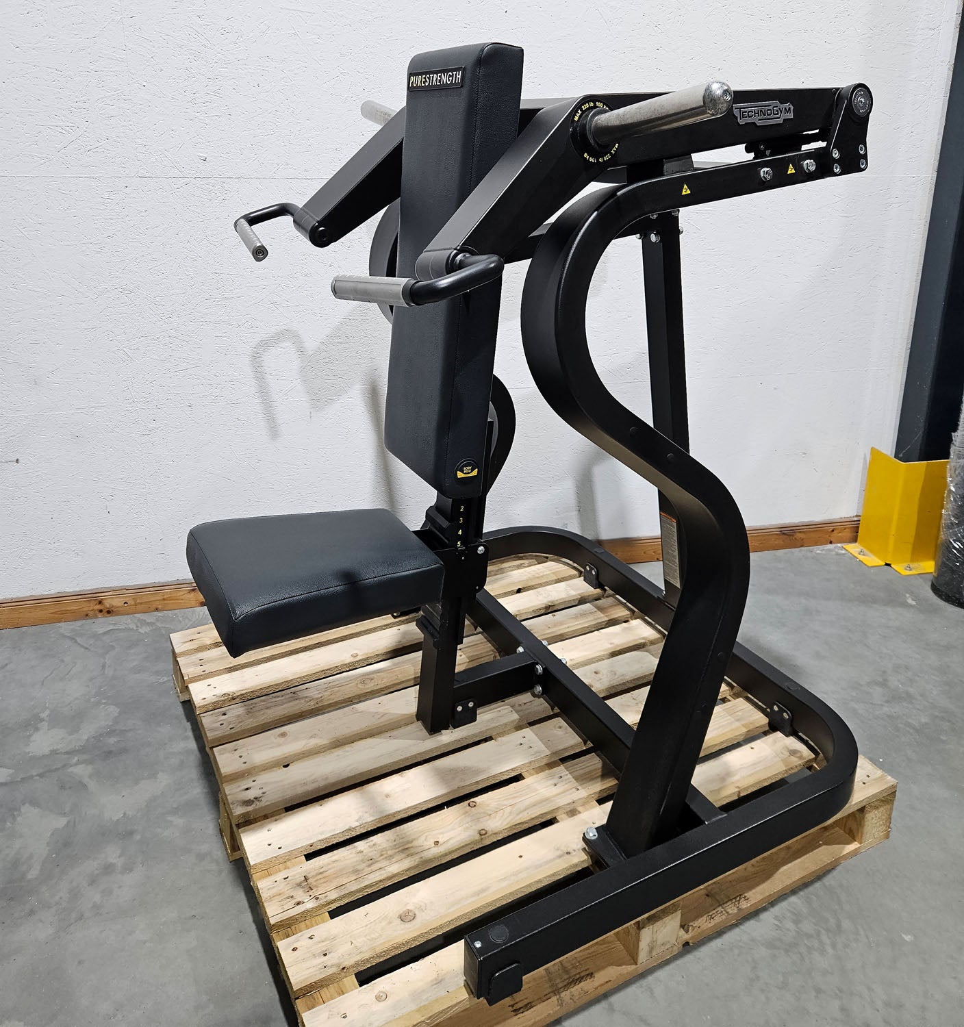 TechnoGym Pure Strength Shoulder Press, Schulterpresse Plate loaded, Farbe Schwarz, gebraucht - überholter Zustand