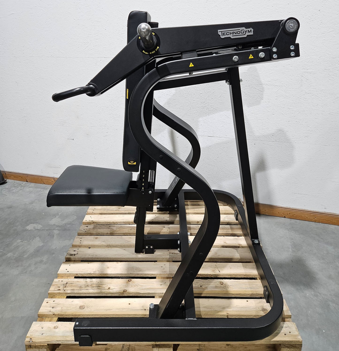 TechnoGym Pure Strength Shoulder Press, Schulterpresse Plate loaded, Farbe Schwarz, gebraucht - überholter Zustand