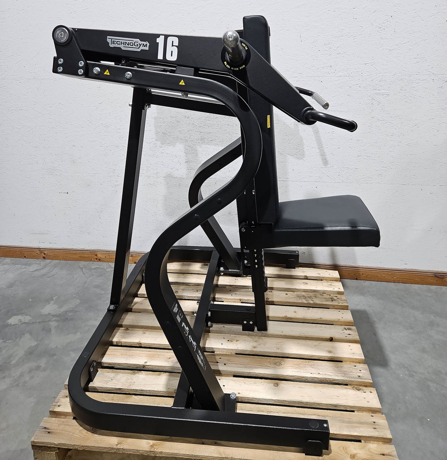 TechnoGym Pure Strength Shoulder Press, Schulterpresse Plate loaded, Farbe Schwarz, gebraucht - überholter Zustand