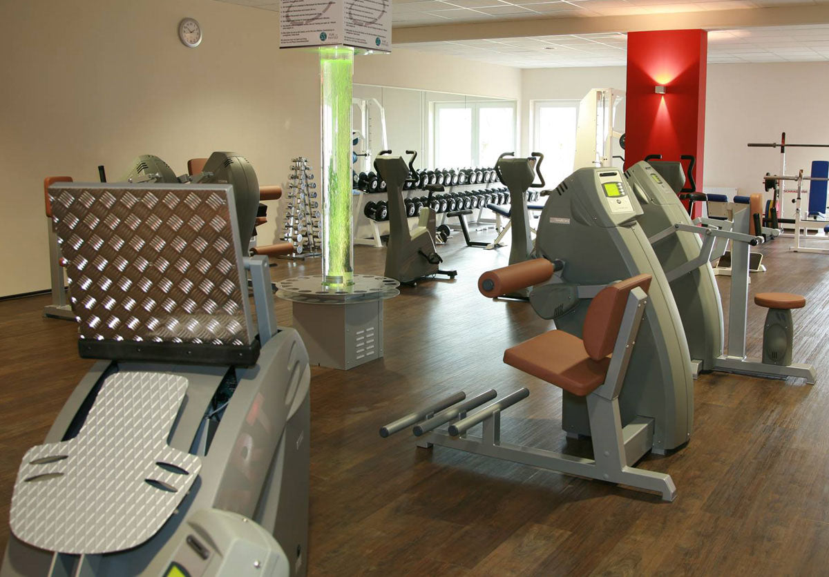 Milon Basic Kraft-Ausdauer Zirkel mit Beinpresse, 12 Fitnessgeräte, mit Software und Wartung, Grau / Braun, gebraucht