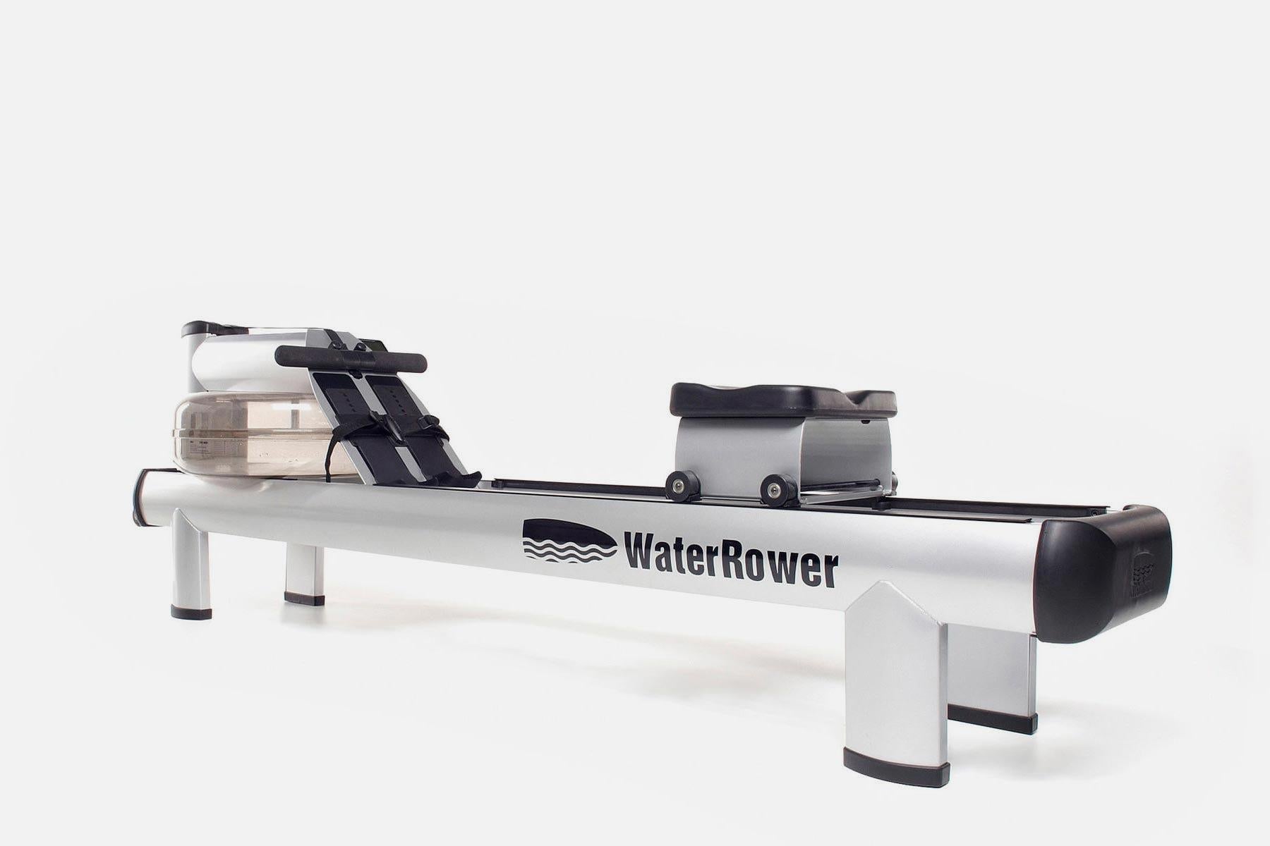 Rudergerät WaterRower mit Wassertank auf weißem Hintergrund.
