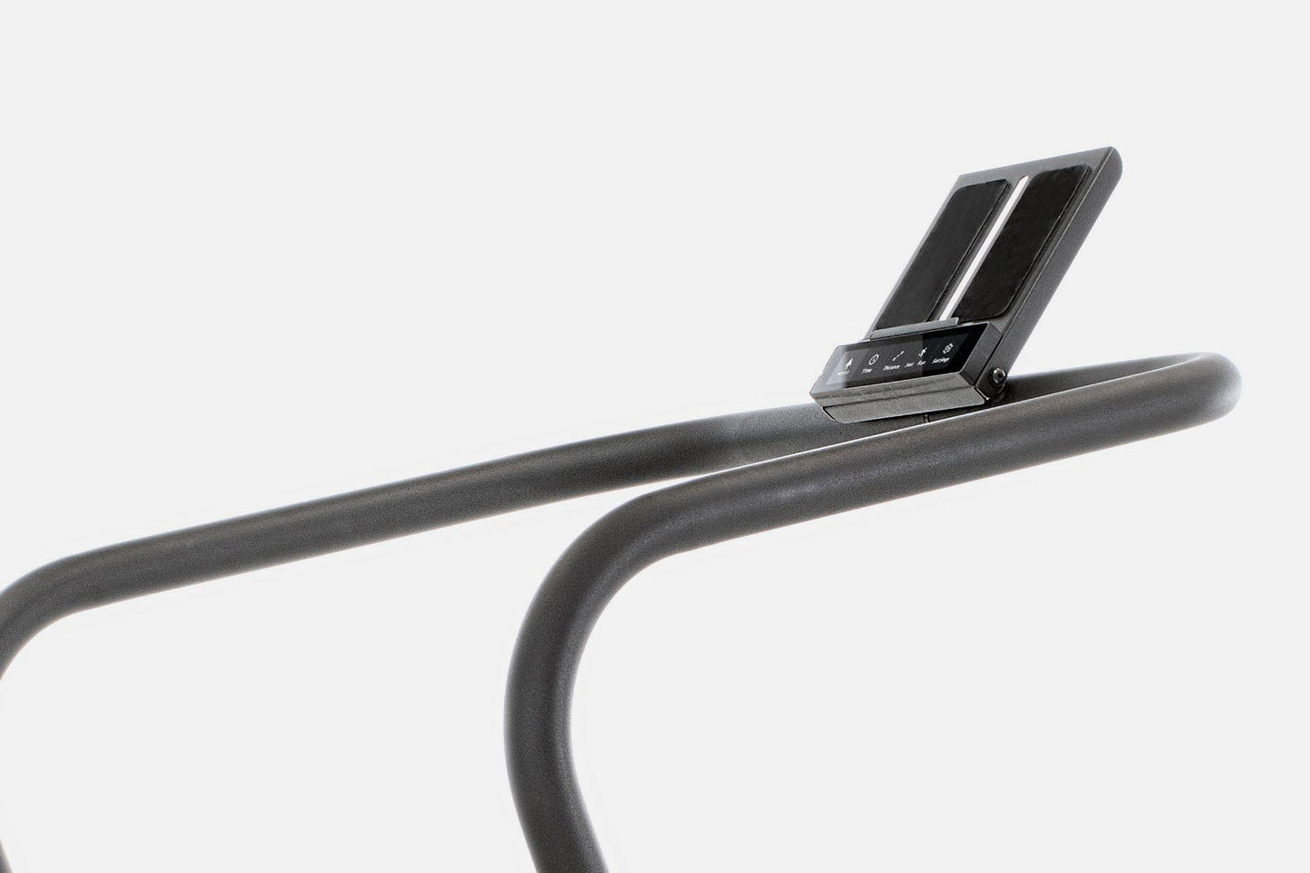 Laufband-Handlauf mit Display, Markenname Assault sichtbar.