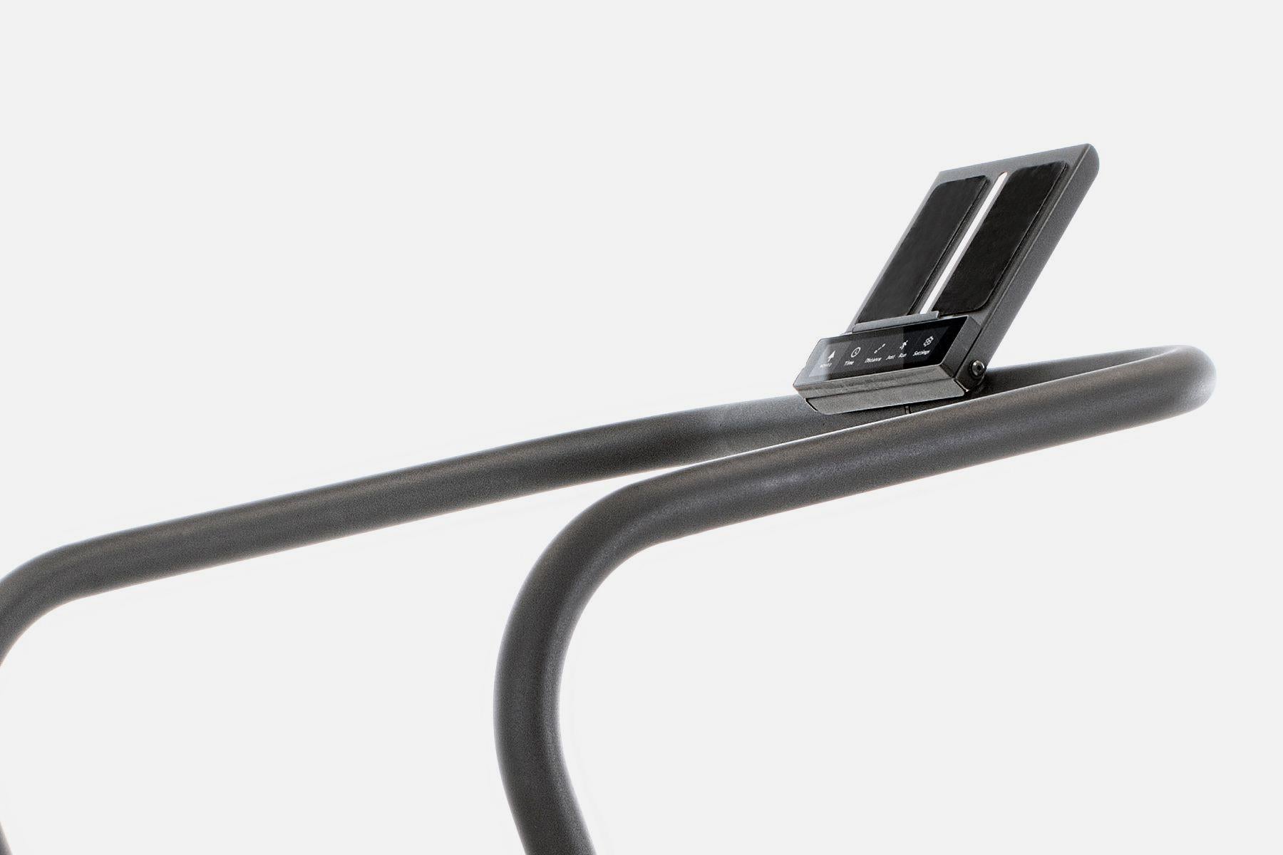 Laufband-Handlauf mit Display, Markenname Assault sichtbar.