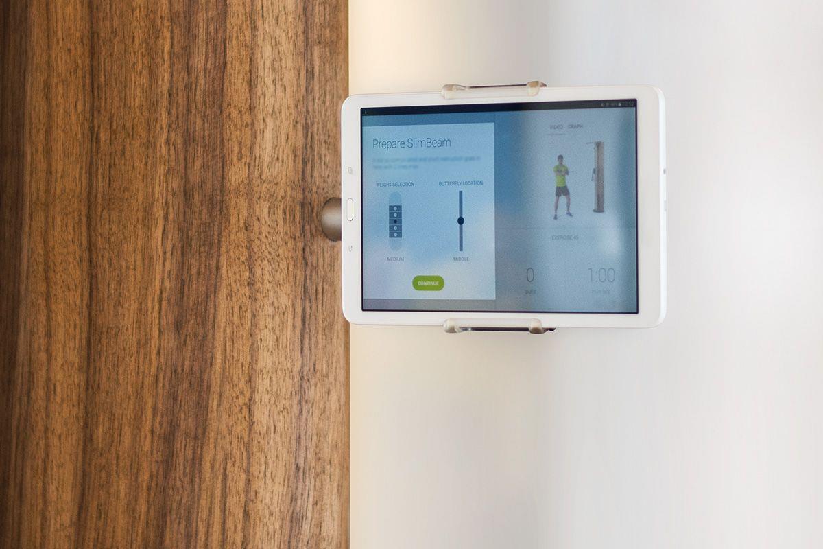 Tablet mit SlimBeam-Display an Fitnessgerät montiert.