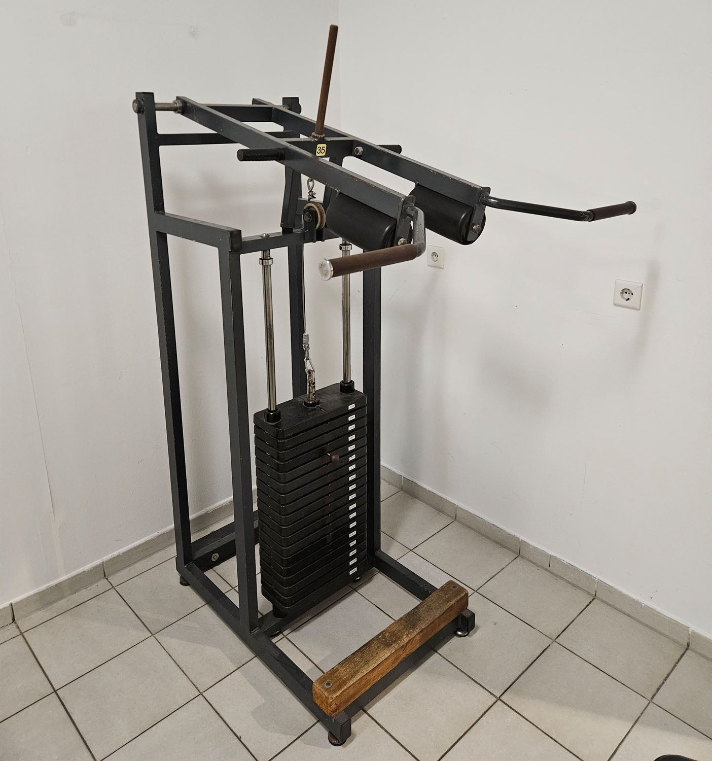 Calf machine standing, 180kg plug-in weights + holder for weight plates, old-school bodybuilding strength equipment, used with signs of wear
