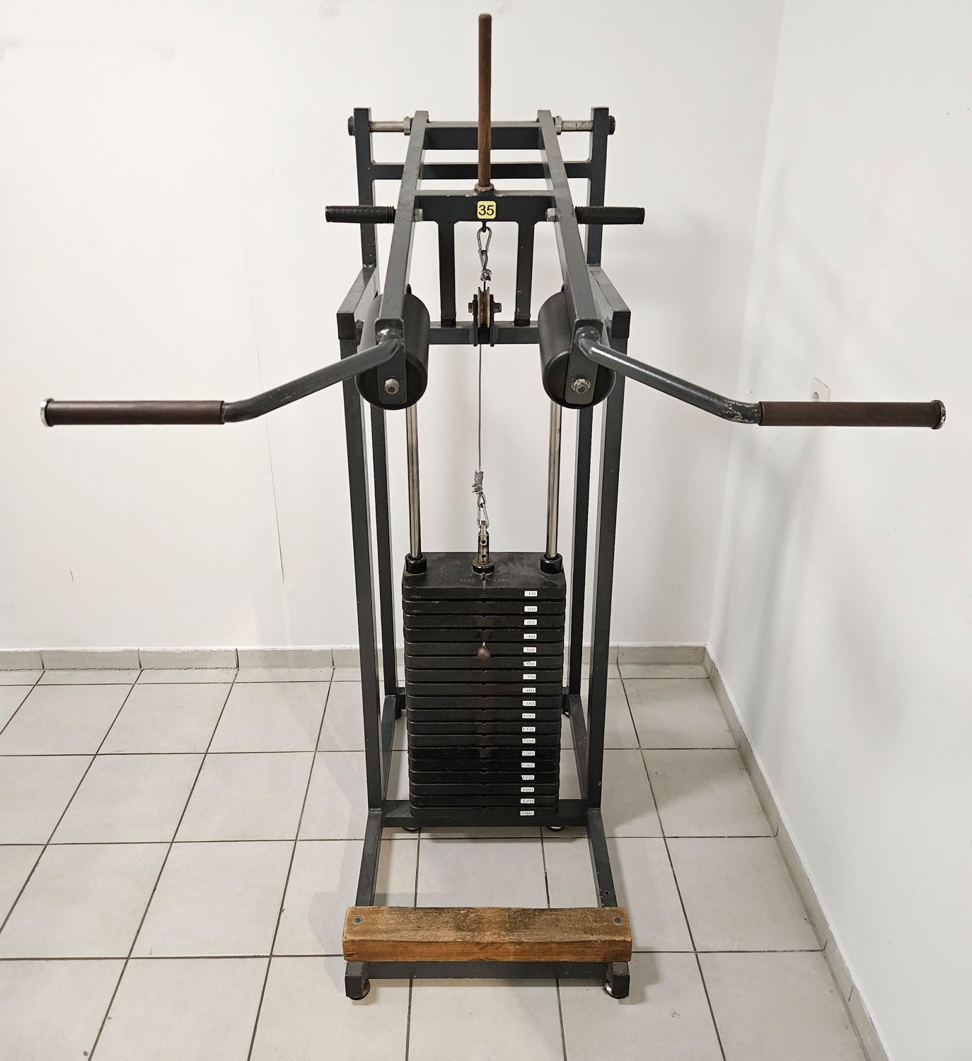 Calf machine standing, 180kg plug-in weights + holder for weight plates, old-school bodybuilding strength equipment, used with signs of wear
