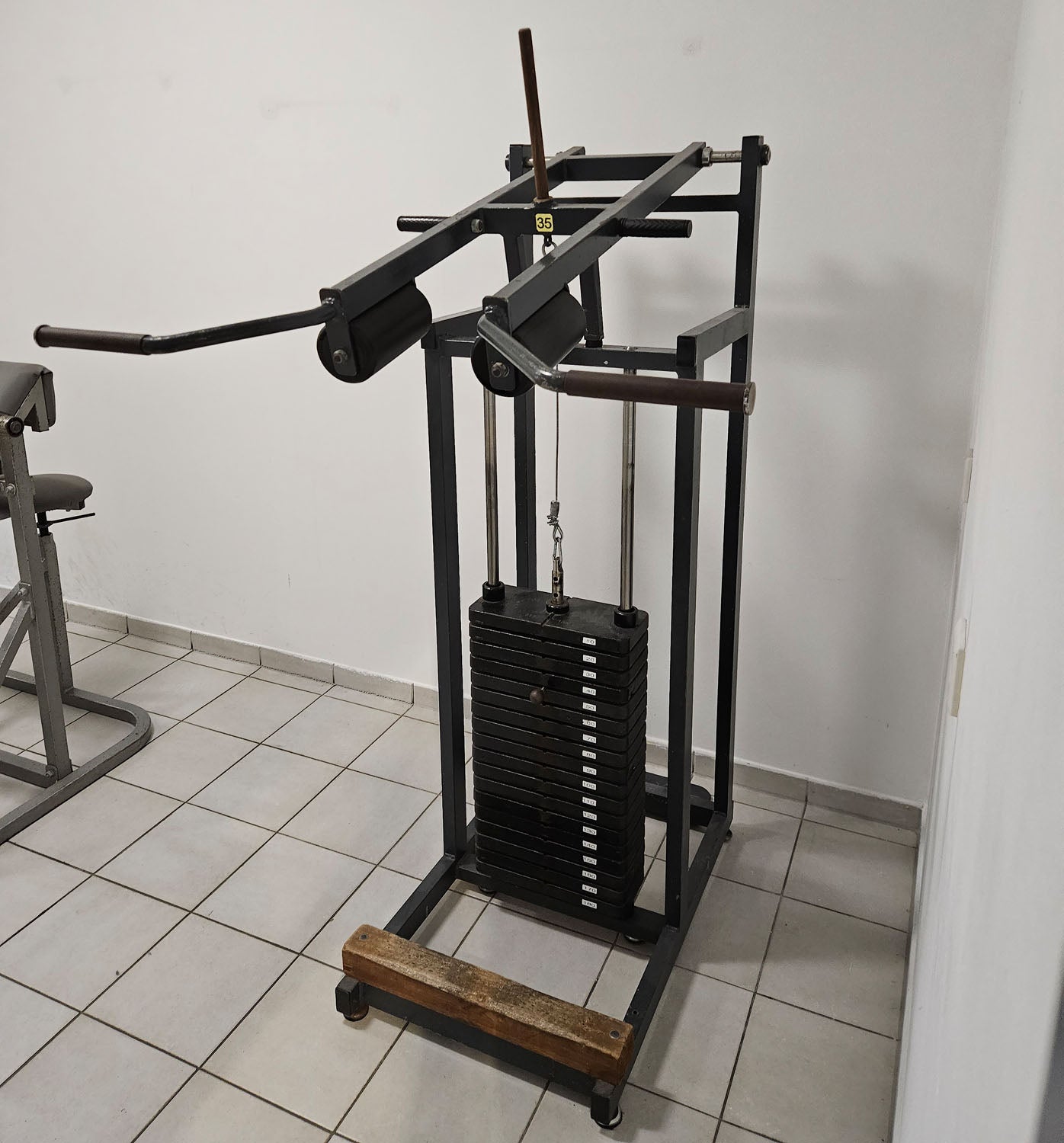 Calf machine standing, 180kg plug-in weights + holder for weight plates, old-school bodybuilding strength equipment, used with signs of wear