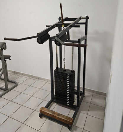 Calf machine standing, 180kg plug-in weights + holder for weight plates, old-school bodybuilding strength equipment, used with signs of wear