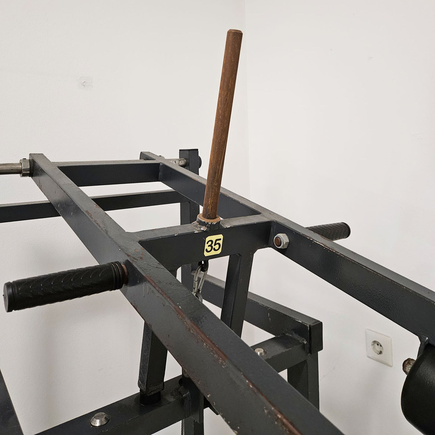 Calf machine standing, 180kg plug-in weights + holder for weight plates, old-school bodybuilding strength equipment, used with signs of wear