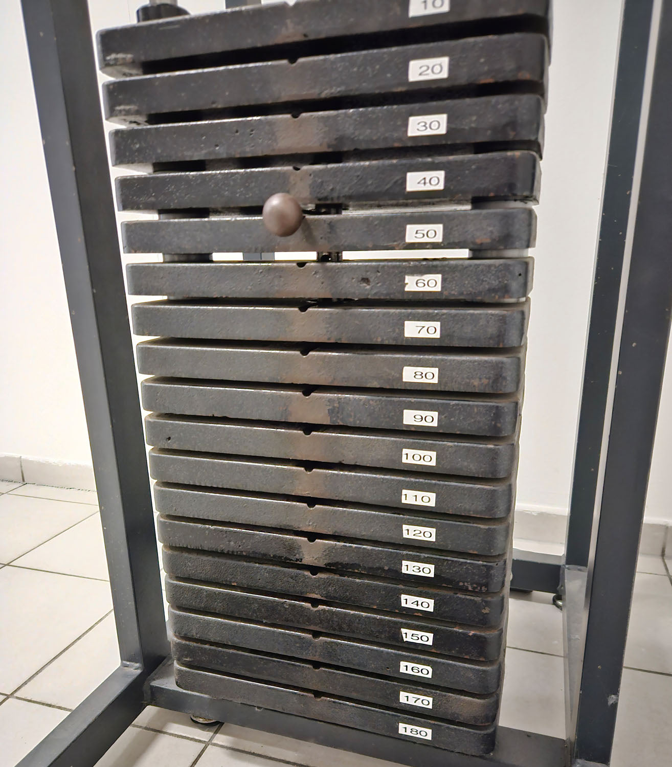 Calf machine standing, 180kg plug-in weights + holder for weight plates, old-school bodybuilding strength equipment, used with signs of wear