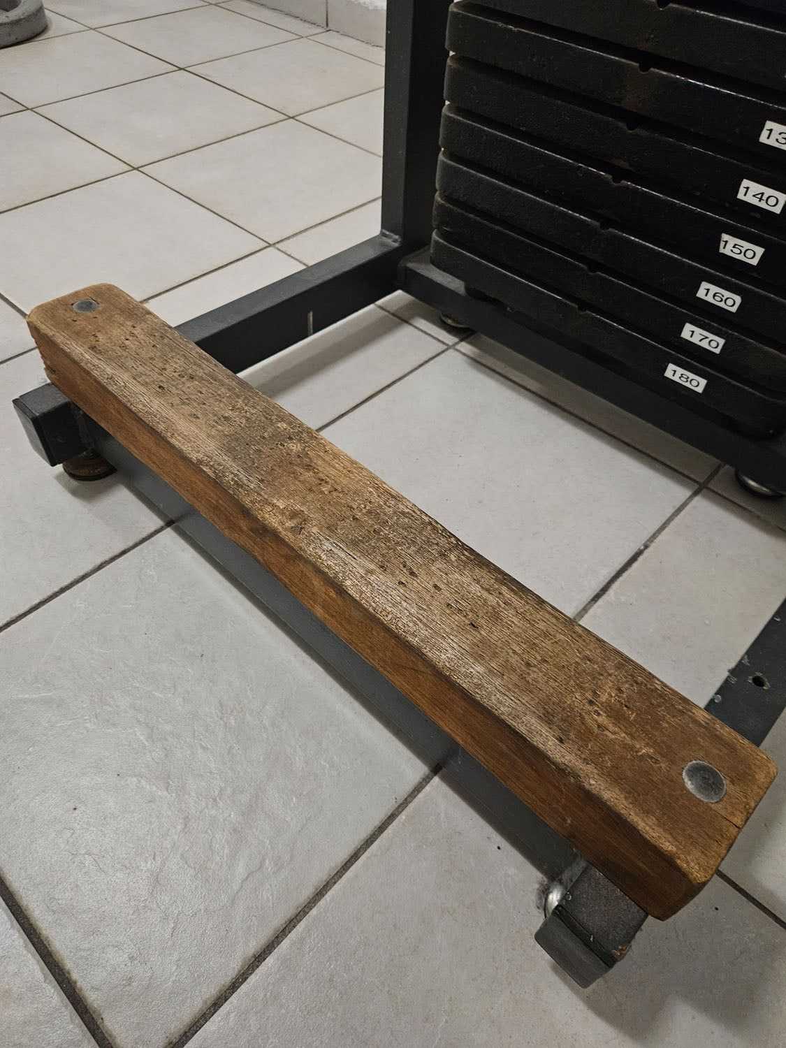 Calf machine standing, 180kg plug-in weights + holder for weight plates, old-school bodybuilding strength equipment, used with signs of wear
