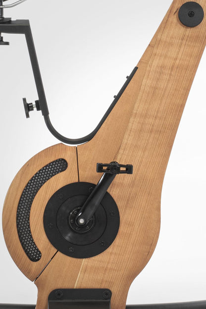Holz-Fitnessgerät mit Pedal und schwarzem Metallrahmen.