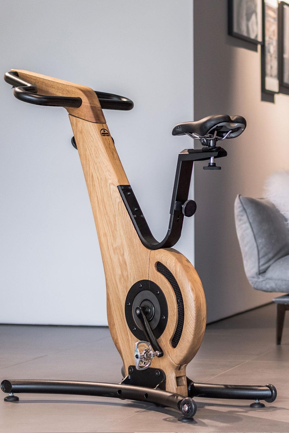 Holz-Design-Fahrradtrainer von NOHrD in modernem Raum.