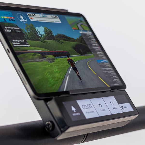 Tablet auf Fitnessgerät mit virtueller Trainingssimulation und Statistiken.